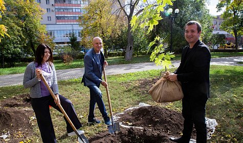 Вернисаж в сквере у фонтана
